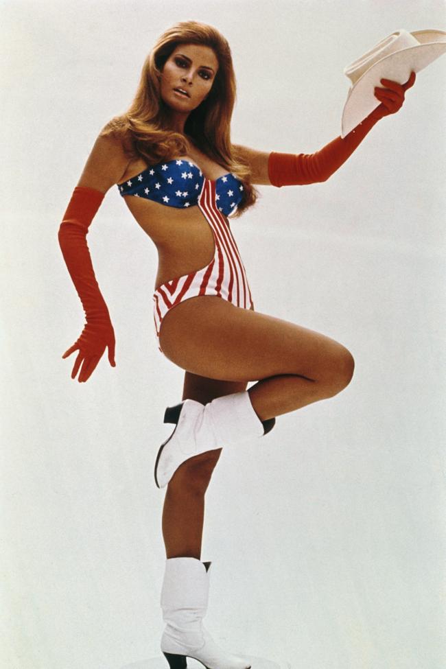 Welch posa con un traje de bano con la bandera estadounidense para la pelicula Myra Breckinridge el 24 de febrero de 1970