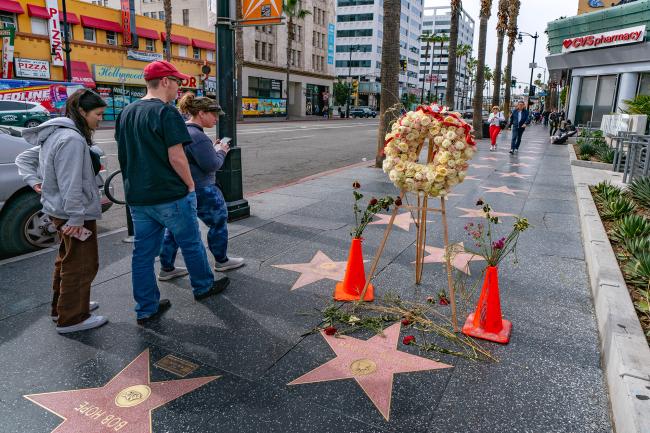 Se colocan flores en la estrella del Paseo de la Fama de Hollywood de Raquel Welch despues del anuncio de su muerte el 16 de febrero de 2023 en Hollywood California