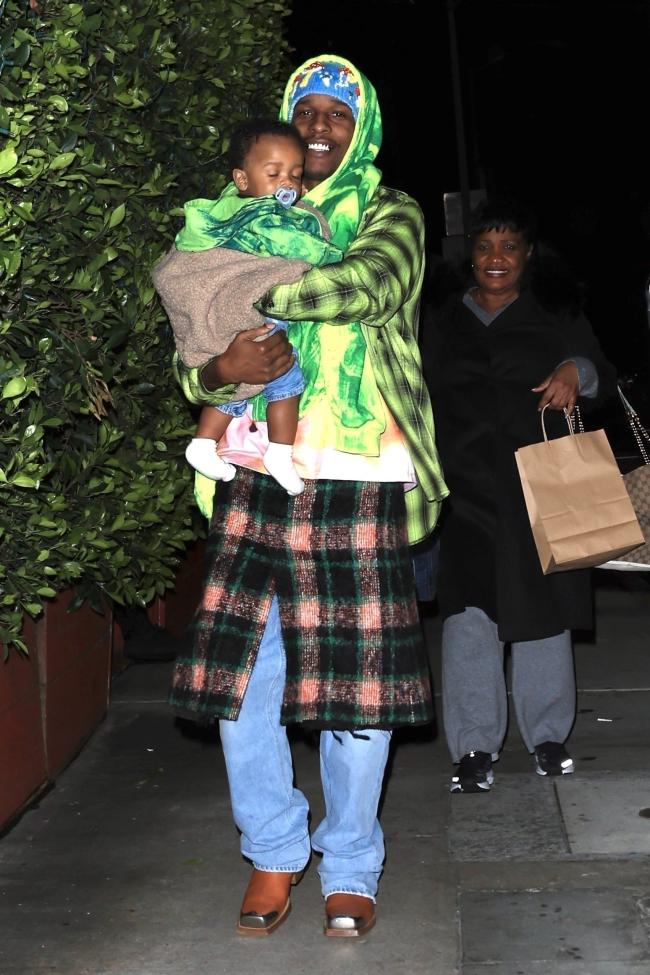 Rihanna embarazada y AAP Rocky llevaron a su hijo a cenar antes de la llegada del segundo bebe