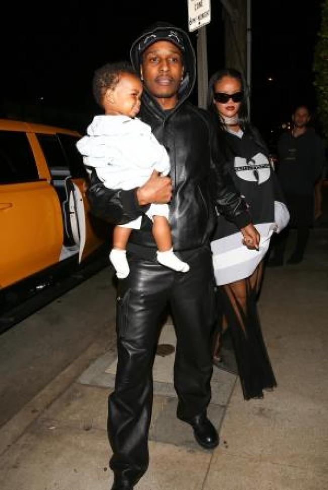 Rihanna y ASAP Rocky paseando con su bebe