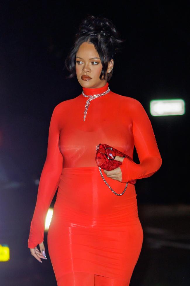 Rihanna agarro su bolso Gucci mientras mostraba una mani morada