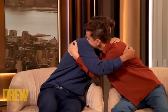 John Own abraza a su padre Rob tras recibir el chip en un emotivo momento entre ambos