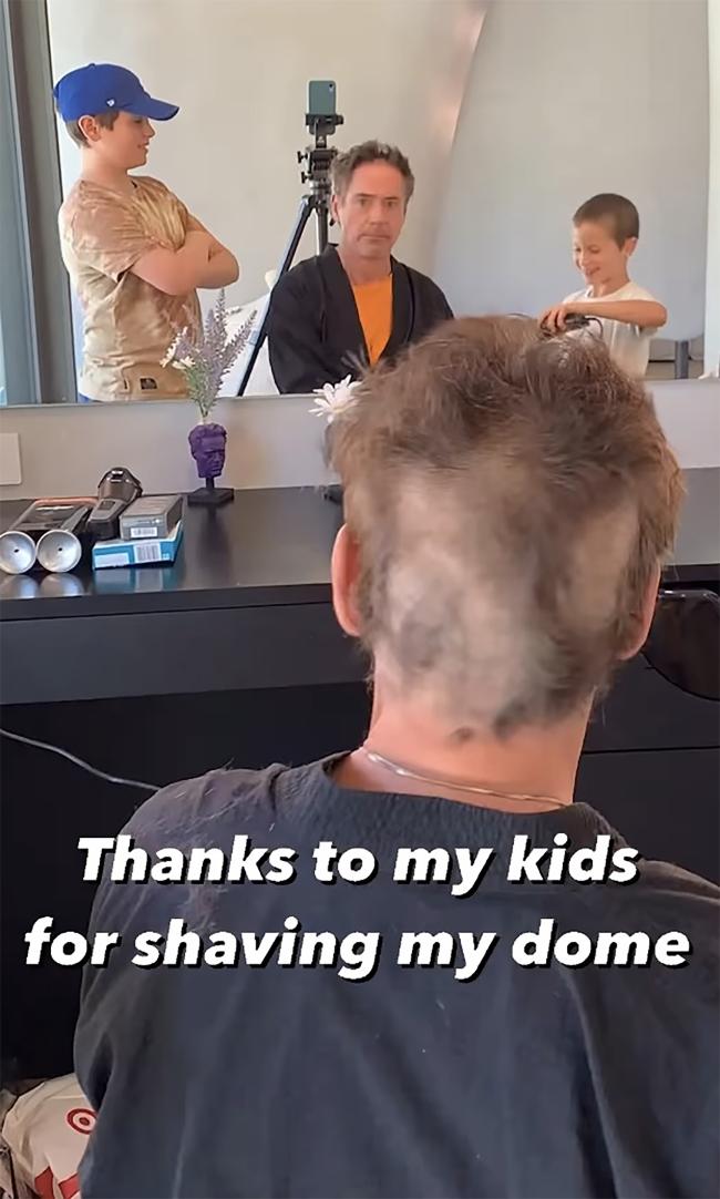 Los dos hijos menores de Downey Jr parecian mas que felices de afeitarle la cabeza a su padre