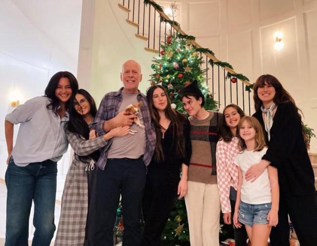 Bruce Willis posa con su esposa Emma Heming su ex esposa Demi Moore y sus hijos para una foto familiar