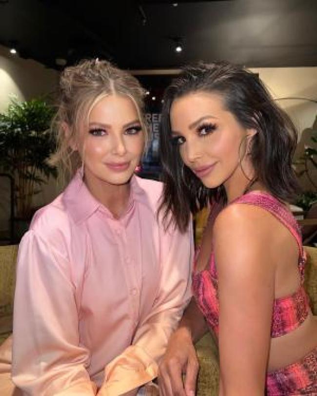 Ariana Madix y Scheana Shay posan de rosa