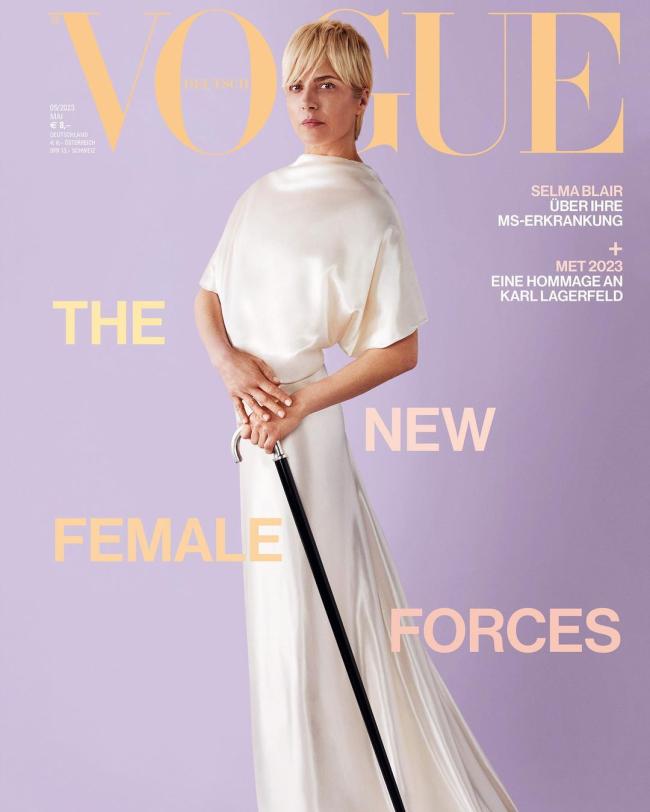 Blair a quien se le diagnostico esclerosis multiple en 2018 tambien cubre la edicion de mayo de Vogue Alemania con un vestido blanco de Ferragamo
