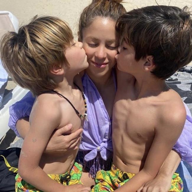 La cantante se ha mudado de Barcelona a Miami con sus hijos Milan de 10 anos y Sasha de ocho