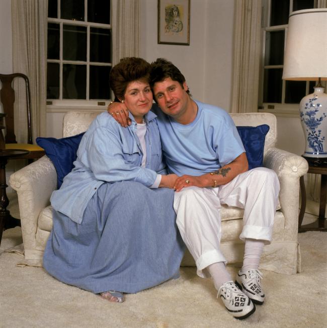 Sharon posando con su esposo Ozzy lucia dramaticamente diferente en esta foto de 1987