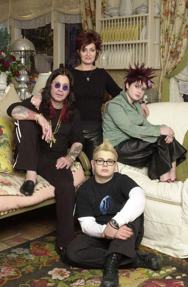 La familia Osbourne incluidos los ninos Jack y Kelly posaron en una imagen promocional para su reality show de MTV The Osbournes