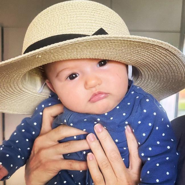 Moore tambien publico una foto de Frankie con el sombrero para el sol de su difunta madre
