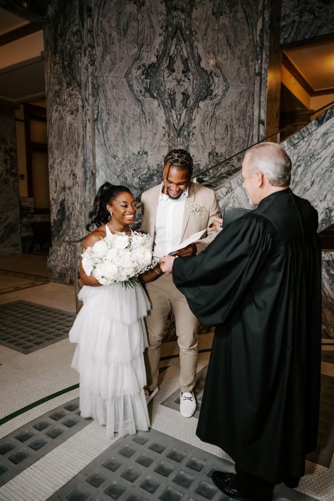 La pareja se caso en una pequena ceremonia en un juzgado antes de su boda de destino