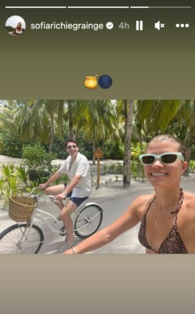 Sofia Richie y Elliot Grainge en bicicleta durante su luna de miel