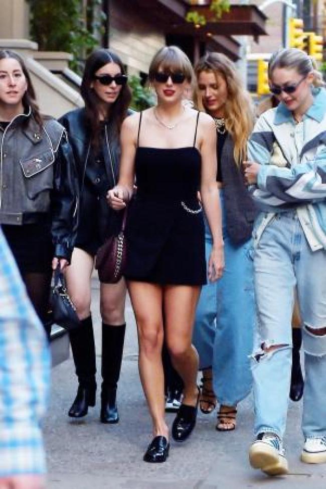 Taylor Swift Blake Lively Gigi Hadid y las hermanas Este Danielle y Alana Haim juntas en la ciudad de Nueva York