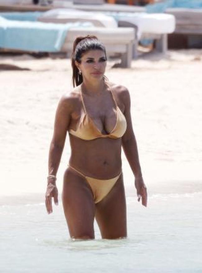 Teresa Giudice en bikini dorado en la playa