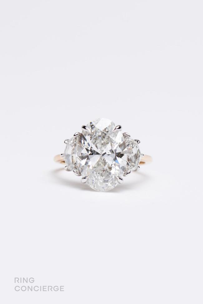 El anillo de Culpo es un diamante ovalado de cinco a seis quilates flanqueado por piedras laterales tipo charretera