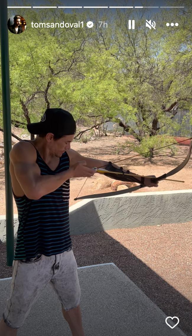 El ex cantinero compartio un video de si mismo probando tiro con arco