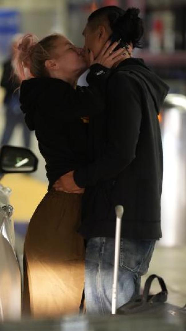 Ariana Madix besando a un hombre