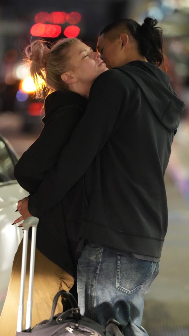 La pareja fue vista mas tarde abrazandose y besandose en el aeropuerto