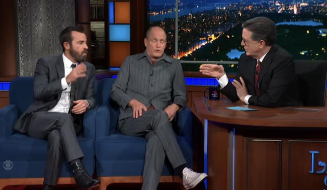Harrelson le dijo a Stephen Colbert que la madre de McConaughey les dijo que conocia a su padre con una pausa que estaba llena de insinuaciones