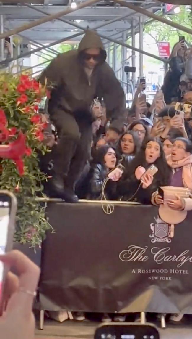 El rapero fue captado en video usando la cara y el hombro de una mujer para saltar la cerca de acero en el Hotel Carlyle antes de la Met Gala