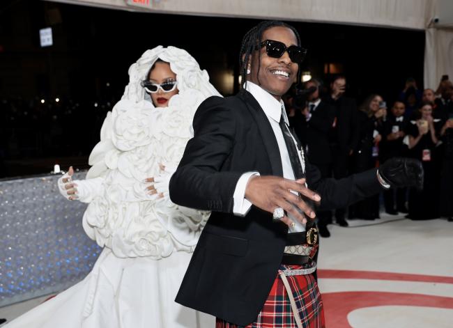 Rocky y su novia Rihanna llegaron elegantemente tarde a la gala