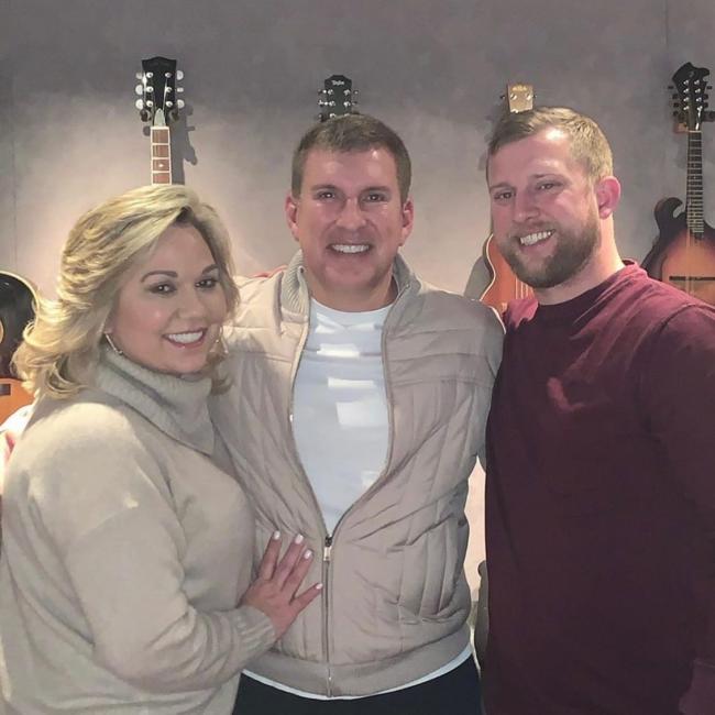 Kyle Chrisley con Todd y Julie Chrisley.