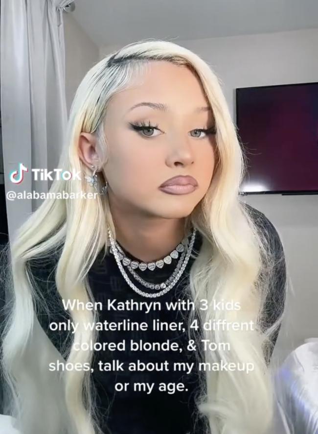 La adolescente golpeo a los trolls en linea en un video de TikTok despues de que la avergonzaran por usar demasiado maquillaje