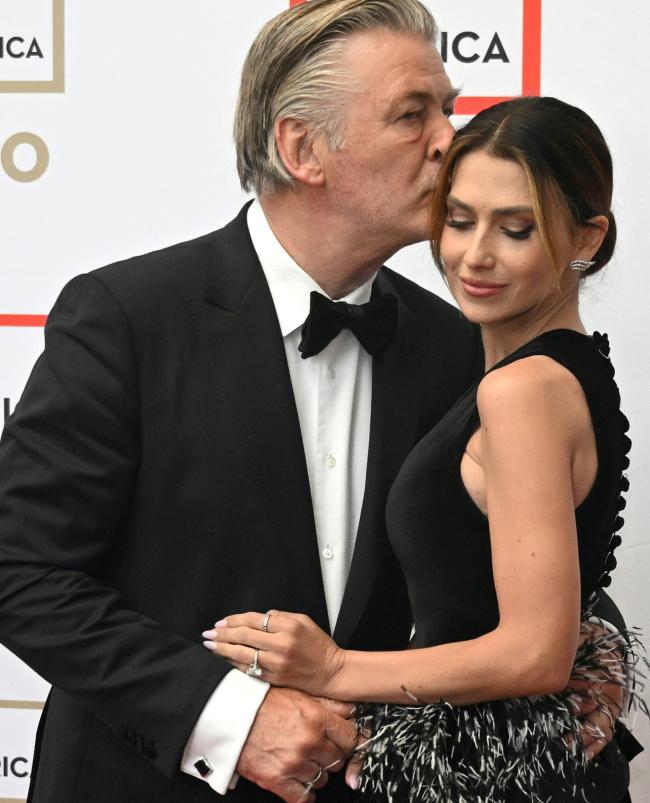 El actor plantó un beso en la cabeza de su esposa.