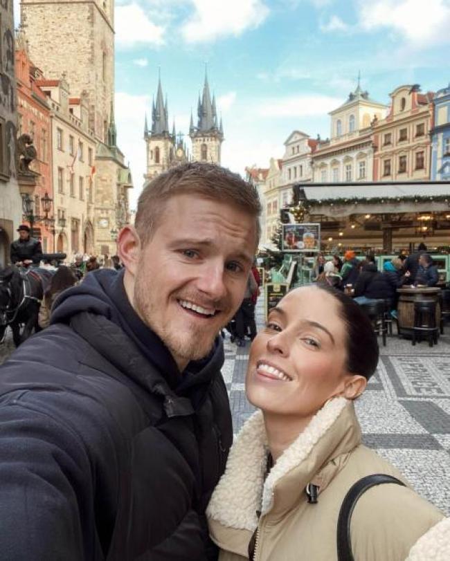 Alexander Ludwig se toma una selfie de vacaciones con Lauren Ludwig