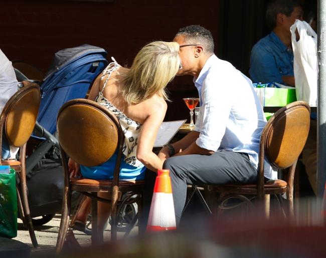 La pareja compartió un beso en el restaurante español Sevilla en West Village.