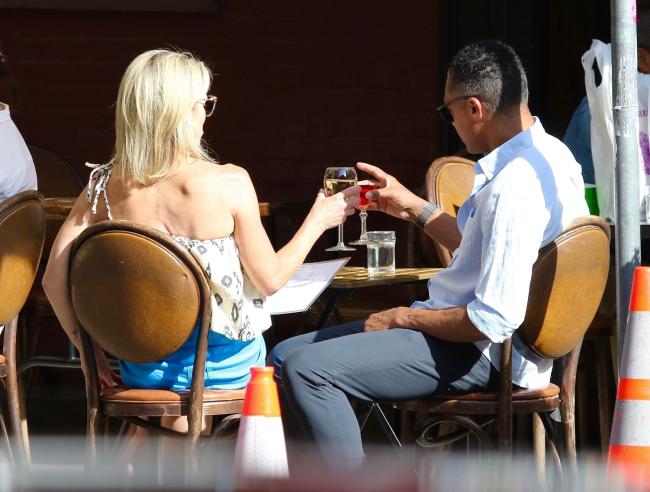 La pareja disfrutó de un poco de vino y comida española entre besos.