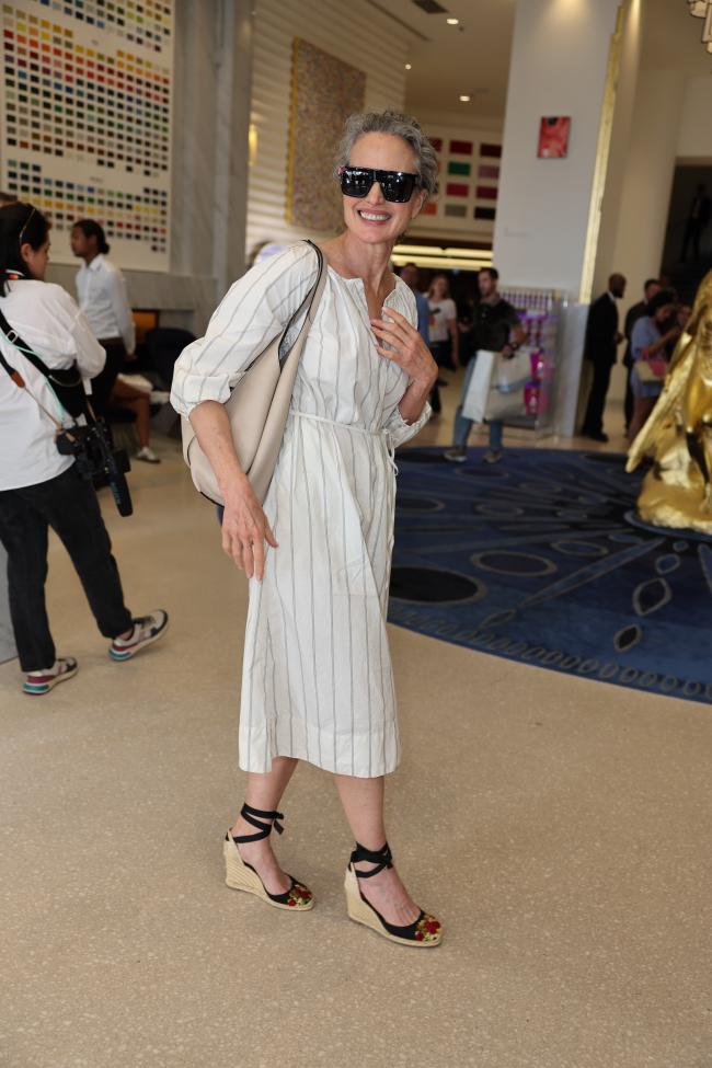 MacDowell usó un vestido informal y cuñas anudadas al tobillo en su viaje a Cannes.