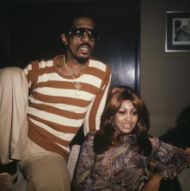 “Tina Turner mostró a otros que vivían con miedo cómo debería ser un hermoso futuro lleno de amor, compasión y libertad”, dijo Bassett en un comunicado.