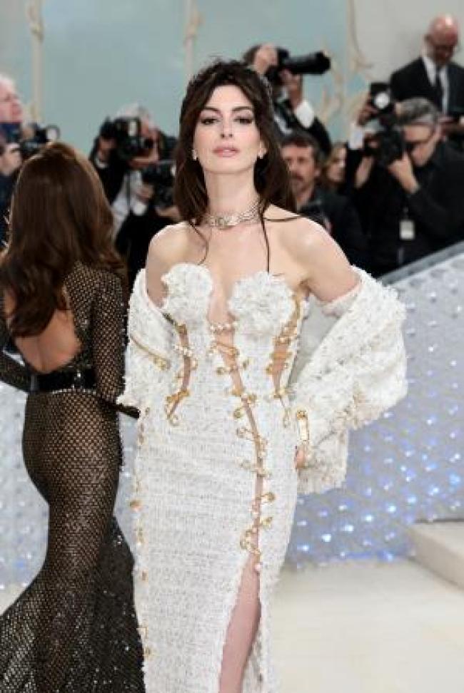 Anne Hathaway desfilando por la alfombra roja de la Met Gala 2023