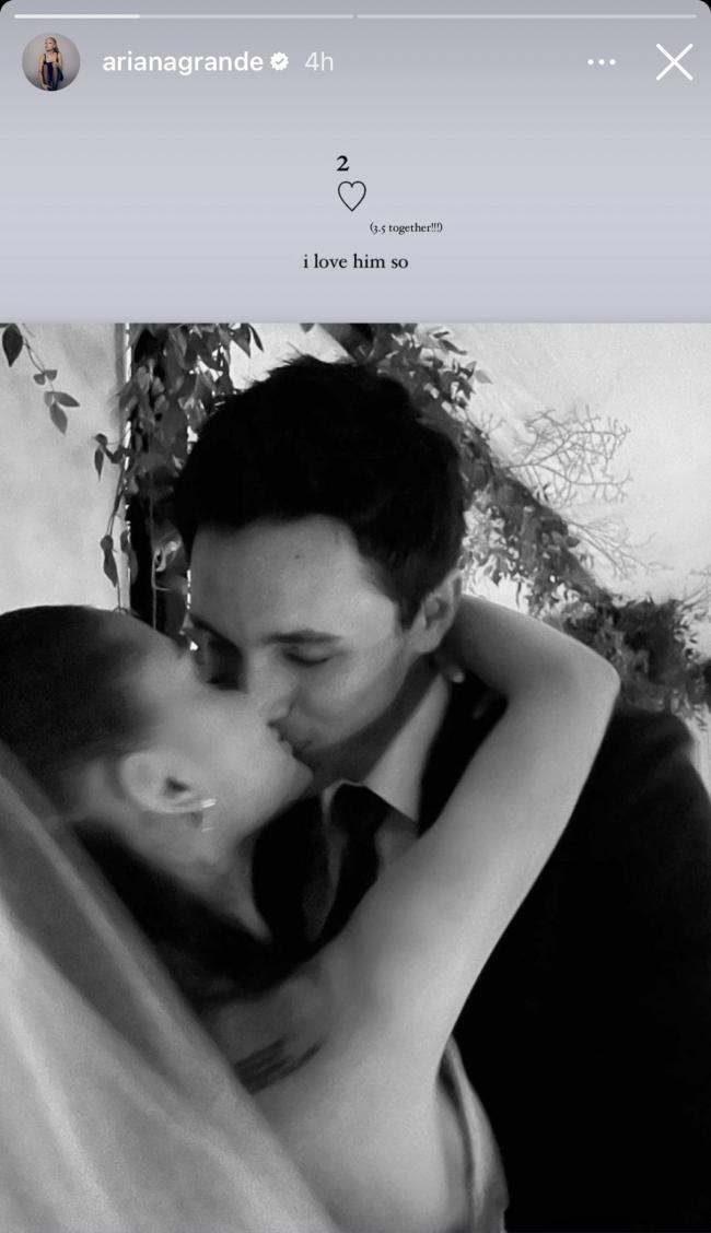Ariana Grande y Dalton Gomez besándose el día de su boda