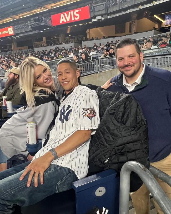 La pareja asistio a un juego de los Yankees y fue fotografiada por el jumbotron