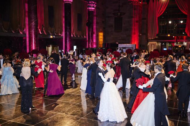 Los invitados fueron rechazados el viernes en el 67º Baile de la Ópera de Viena en Nueva York por no adherirse al estricto código de vestimenta de etiqueta.