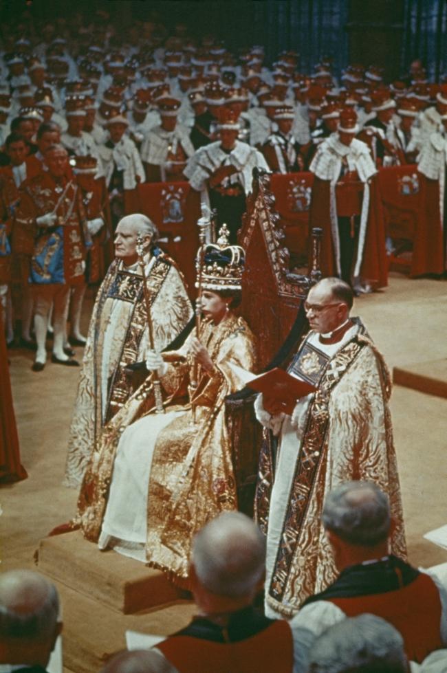 Las coronas cetros y espadas que componen el ajuar de coronacion son parte integral de la ceremonia