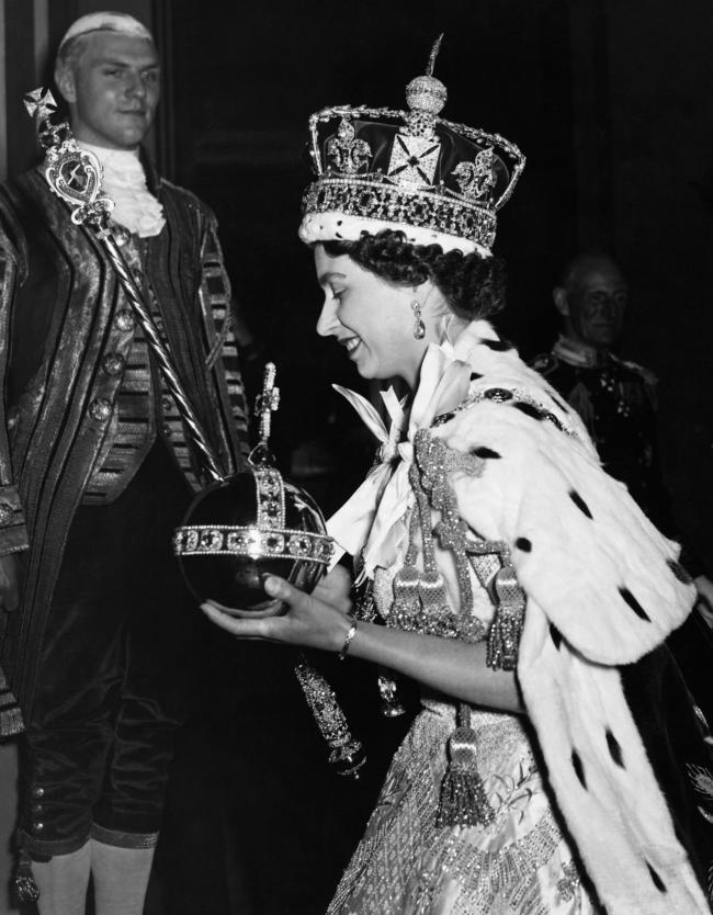 La reina Isabel con la Corona del Estado Imperial sostuvo el Orbe del Soberano el dia de su coronacion en 1953