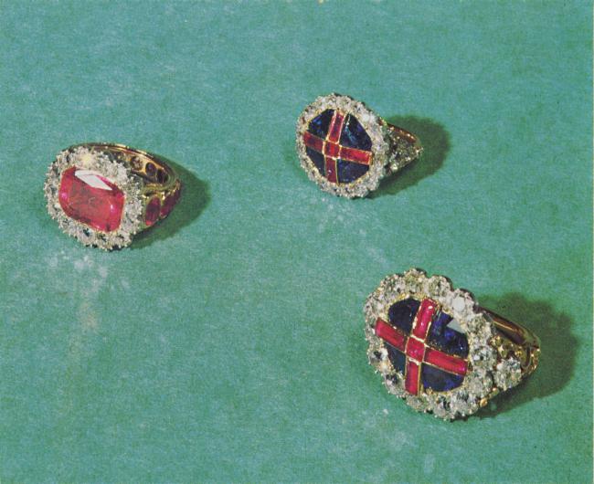 El anillo del soberano se muestra en el extremo derecho con el anillo mas pequeno de la reina Victoria en el centro y el anillo de la reina consorte en el extremo izquierdo
