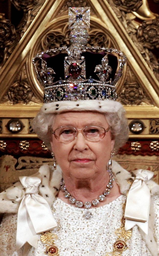 La reina Isabel uso la corona del estado imperial durante la apertura estatal anual del parlamento