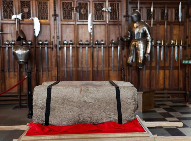 La piedra de la coronacion se ha alojado permanentemente en el Castillo de Edimburgo desde 1996