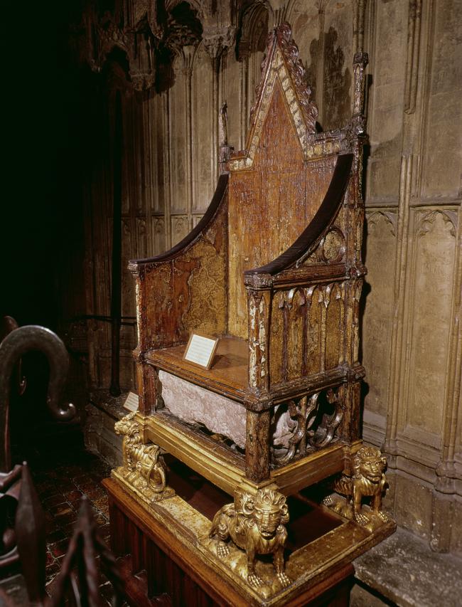 La silla de coronacion cuenta con un lugar designado para la Piedra de Scone