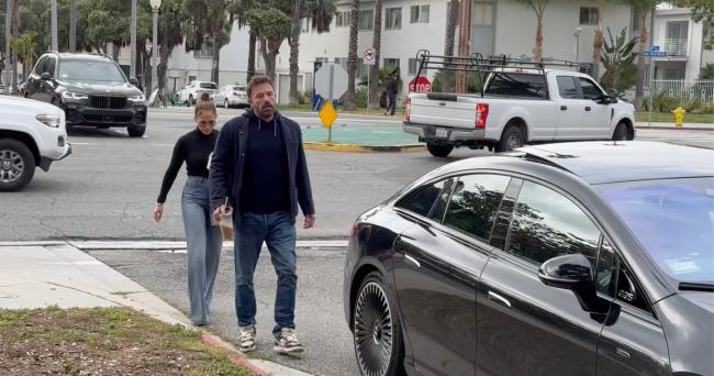 Los paparazzi recibieron recientemente un video de Affleck cerrando de golpe la puerta del auto del multi-guionista.