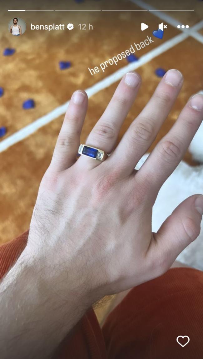 Ben Platt mostró a los fanáticos su anillo de diamantes después de que su prometido, Noah Galvin, hiciera la pregunta más importante.