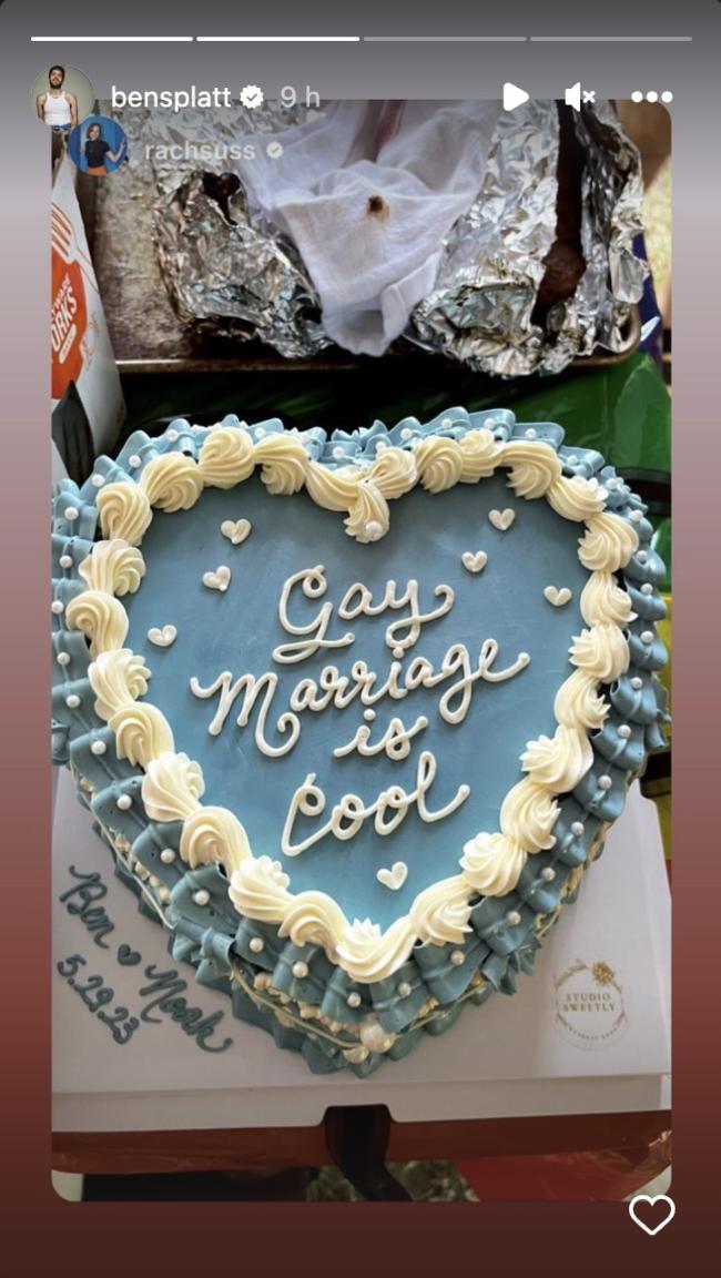 La pareja incluso hizo un pastel especial que decía: 