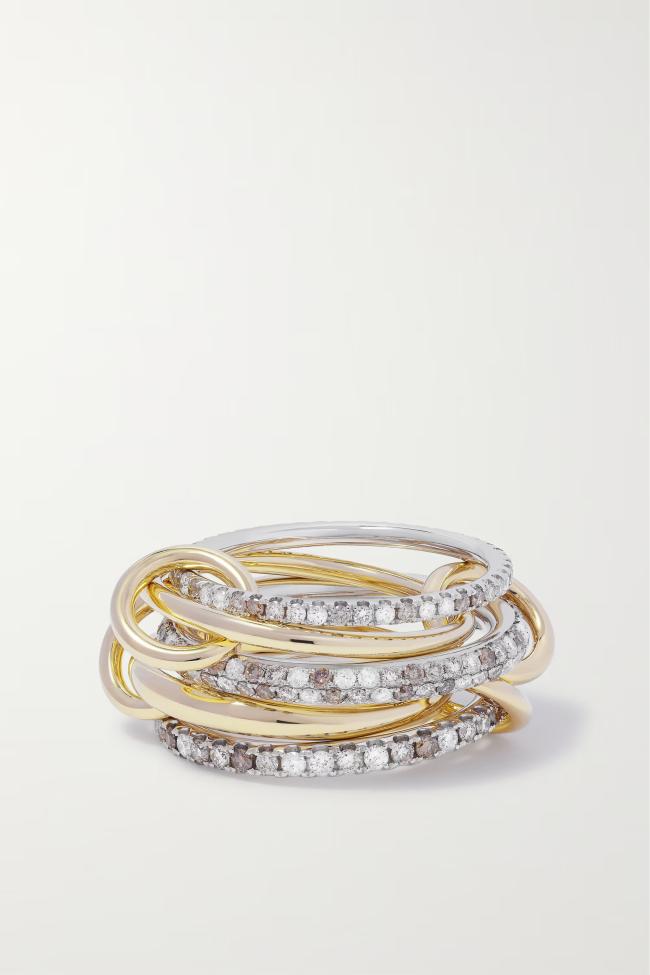 El anillo Spinelli Kilcollin que se vende al por menor por mas de 7000 tiene un diseno apilado