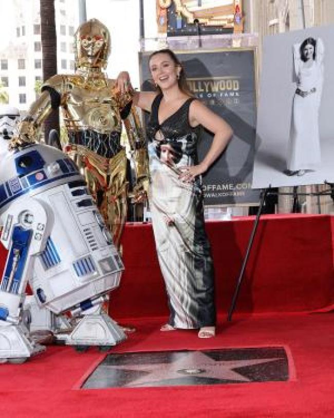 Billie Lourd posa junto a C3PO y R2D2 en la ceremonia del Paseo de la Fama de Hollywood de Carrie Fisher