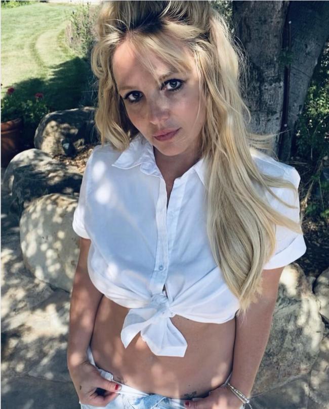 Una selfie de Britney Spears de pie en su patio trasero.