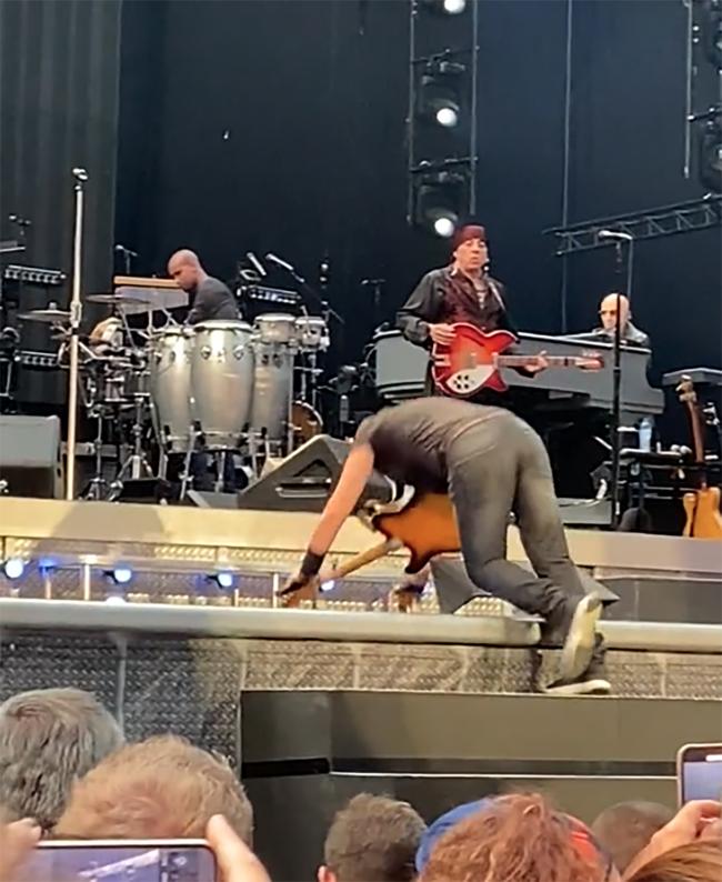 Bruce Springsteen se cayó mientras interpretaba 